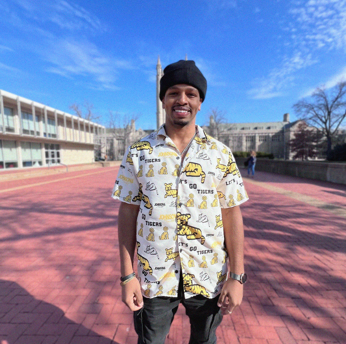 TIGER COLLAGE BUTTON DOWN